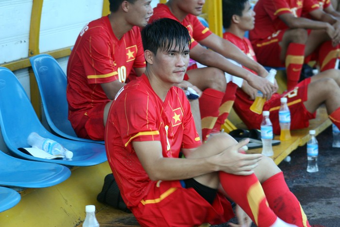 Kết thúc hiệp một, tuyển Việt Nam tạm dẫn K.KH 1-0. Công Vinh rất phấn khích với bàn mở tỉ số...